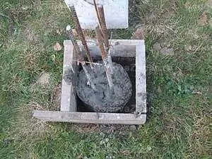 Заливка подземной части бетонного столба