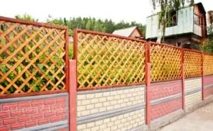 Бетонные столбы окрашены в цвет забора
