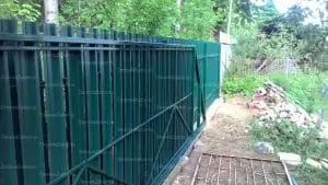 Забор с откатными воротами и калиткой из металлического штакетника