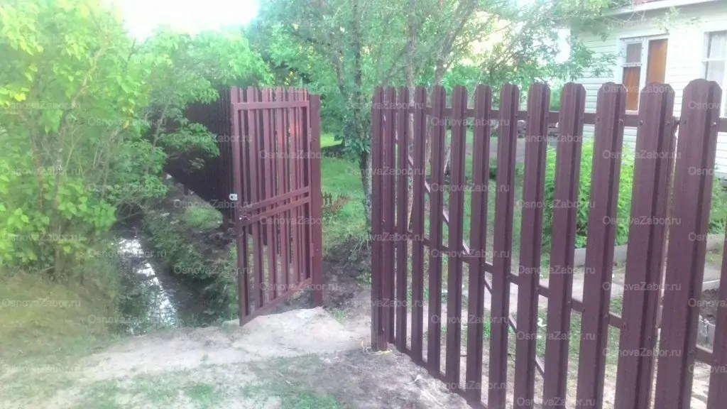 Забор из металлического штакетника односторонний с калиткой фото  OsnovaZaborru