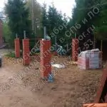 Кирпичные столбы для забора и воротной группы