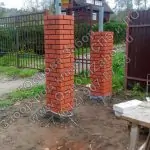 Кирпичные столбы для забора и воротной группы