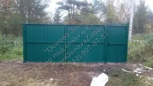 Комбинированный забор из сетки гиттер и профнастила Колпино