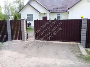 Забор из металлического штакетника со столбами из наборных блоков