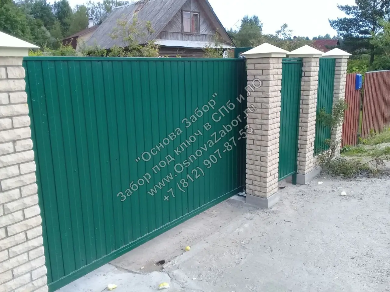 Откатные ворота с кирпичными столбами 2025 OsnovaZaborru Откатные ворота с кирпичными столбами фото OsnovaZaborru