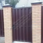 Калитка из евроштакетника с замком с ручками