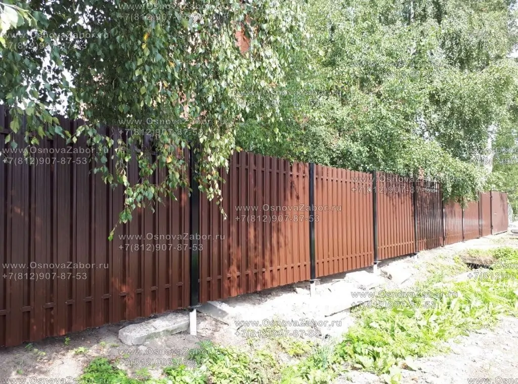 Забор на винтовых сваях из металлического штакетника фото  OsnovaZaborru