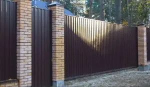 Забор на ленточном фундаменте из профнастила столбы из кирпича Волосово фото  OsnovaZaborru