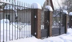 Забор на ленточном фундаменте из сварных секций столбы из кирпича Левашово фото  OsnovaZaborru