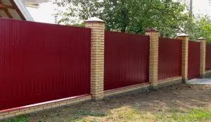 Забор на ленточном фундаменте из профнастила, столбы из кирпича Сосновый Бор