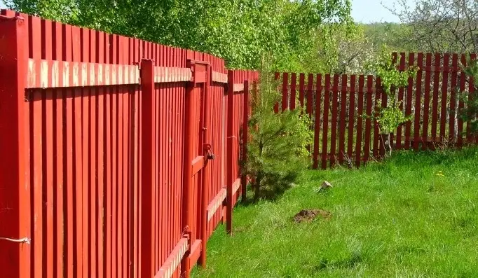 Забор из деревянного штакетника с искусственным старением 2025 OsnovaZaborru Забор из деревянного штакетника с искусственным старением