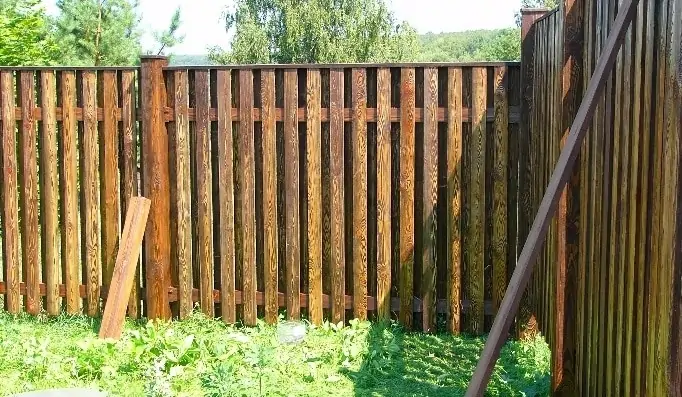 Забор из деревянного штакетника с искусственным старением 2025 OsnovaZaborru Забор из деревянного штакетника с искусственным старением