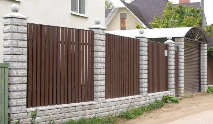 Забор на ленточном фундаменте из металлического штакетника столбы из декоративных блоков и навес для автомобиля Приморск фото  OsnovaZaborru
