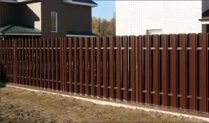 Забор на ленточном фундаменте из штакетника Сярьги