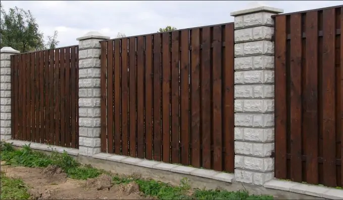 Забор на ленточном фундаменте из деревянного штакетника столбы из наборных блоков Агалатово фото  OsnovaZaborru