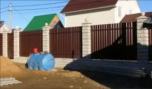 Забор из профнастила на ленточном фундаменте, столбы из бетонных блоков Керро