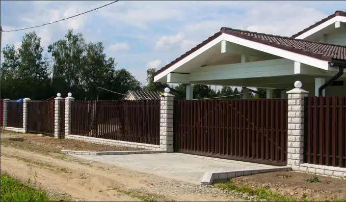 Забор на ленточном фундаменте из евроштакетника столбы из декоративных блоков Лебяжье фото  OsnovaZaborru