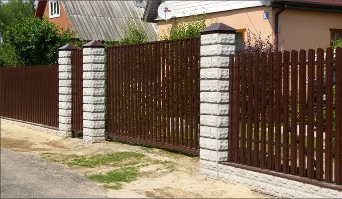 Забор на ленточном фундаменте из металлического штакетника столбы из наборных блоков Рощино 2025 OsnovaZaborru Забор на ленточном фундаменте из металлического штакетника столбы из наборных блоков Рощино фото OsnovaZaborru