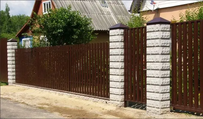 Забор на ленточном фундаменте из металлического штакетника столбы из наборных блоков Рощино 2025 OsnovaZaborru Забор на ленточном фундаменте из металлического штакетника столбы из наборных блоков Рощино фото OsnovaZaborru