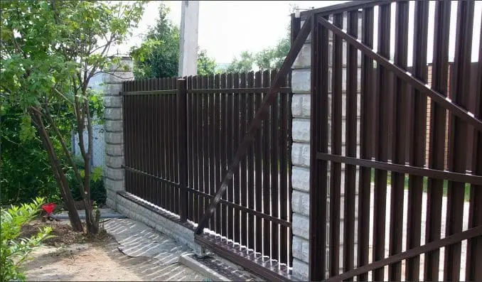 Забор на ленточном фундаменте из металлического штакетника столбы из наборных блоков Рощино 2025 OsnovaZaborru Забор на ленточном фундаменте из металлического штакетника столбы из наборных блоков Рощино фото OsnovaZaborru