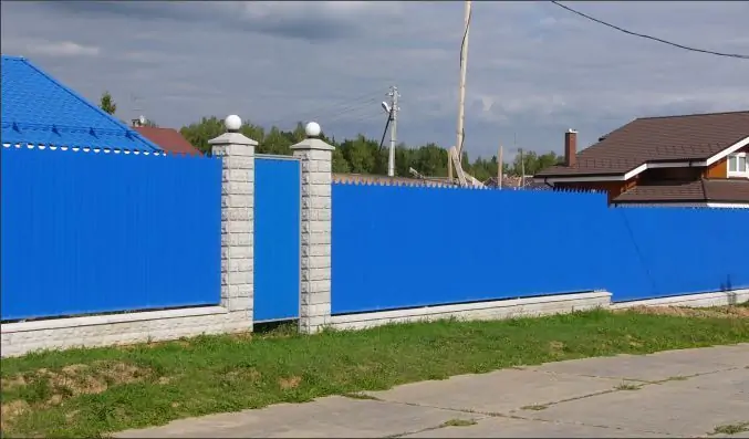 Забор на ленточном фундаменте под ключ Кискелово из профнастила, бетонные столбы