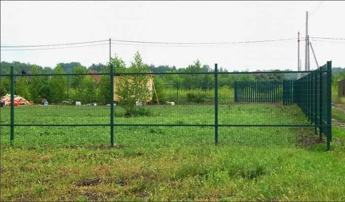 Комбинированный забор из металлического штакетника и сварной рулонной сетки Разметелево 2025 OsnovaZaborru Комбинированный забор из металлического штакетника и сварной рулонной сетки Разметелево фото OsnovaZaborru