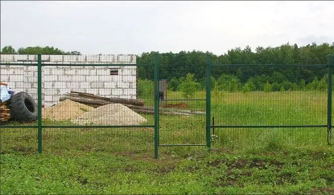 Комбинированный забор из металлического штакетника и сварной рулонной сетки Разметелево 2025 OsnovaZaborru Комбинированный забор из металлического штакетника и сварной рулонной сетки Разметелево фото OsnovaZaborru