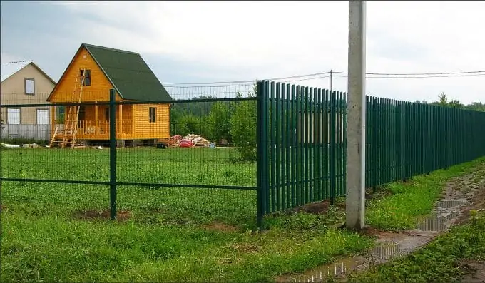 Комбинированный забор из металлического штакетника и сварной рулонной сетки Разметелево 2025 OsnovaZaborru Комбинированный забор из металлического штакетника и сварной рулонной сетки Разметелево фото OsnovaZaborru