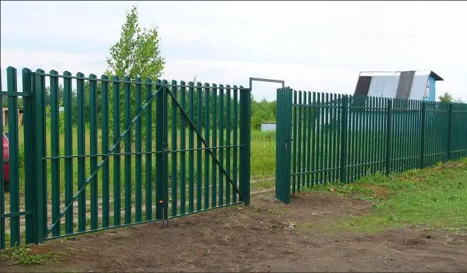 Комбинированный забор из металлического штакетника и сварной рулонной сетки Разметелево 2025 OsnovaZaborru Комбинированный забор из металлического штакетника и сварной рулонной сетки Разметелево фото OsnovaZaborru