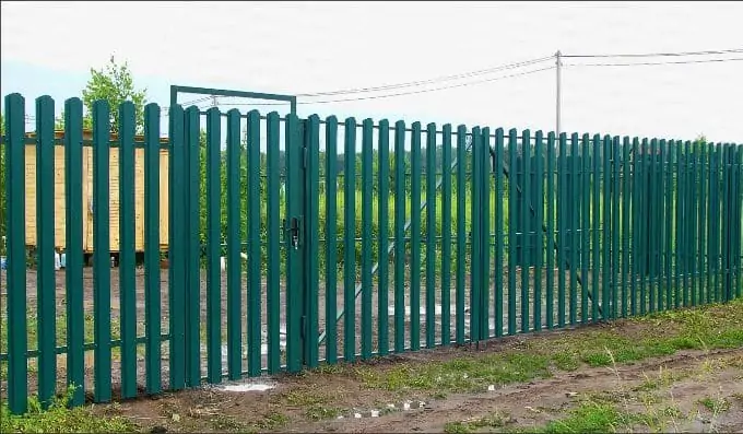 Комбинированный забор из металлического штакетника и сварной рулонной сетки Разметелево 2025 OsnovaZaborru Комбинированный забор из металлического штакетника и сварной рулонной сетки Разметелево фото OsnovaZaborru