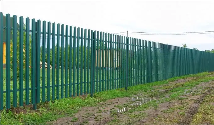 Комбинированный забор из металлического штакетника и сварной рулонной сетки Разметелево 2025 OsnovaZaborru Комбинированный забор из металлического штакетника и сварной рулонной сетки Разметелево фото OsnovaZaborru