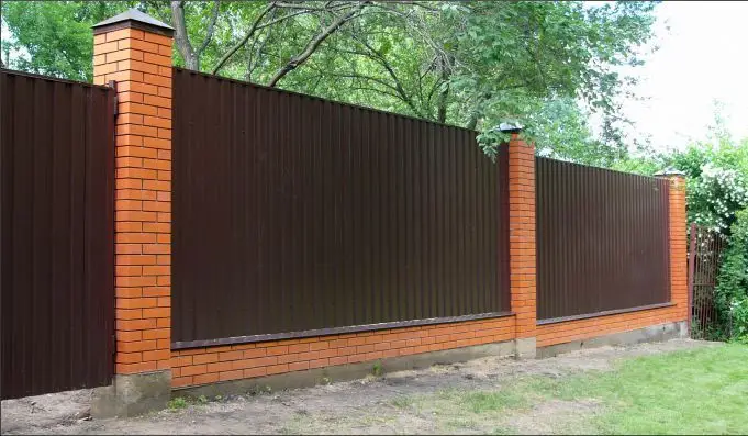 Забор на ленточном фундаменте из профнастила столбы из кирпича Сясьстрой фото  OsnovaZaborru