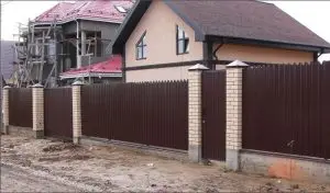 Забор из фигурного профнастила столбы из кирпича фото  OsnovaZaborru