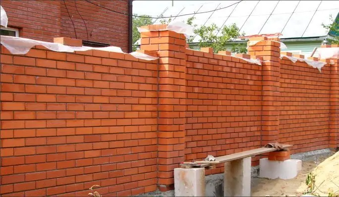 Кирпичный забор на ленточном фундаменте Колпино фото  OsnovaZaborru
