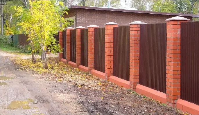 Демонтаж деревянного забора установка забора из профнастила на ленточный фундамент столбы из кирпича Кузьмолово фото  OsnovaZaborru