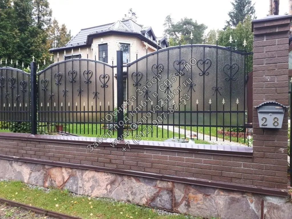 забор из поликарбоната кованный заборполикарбонат кованный лед  фото  OsnovaZaborru