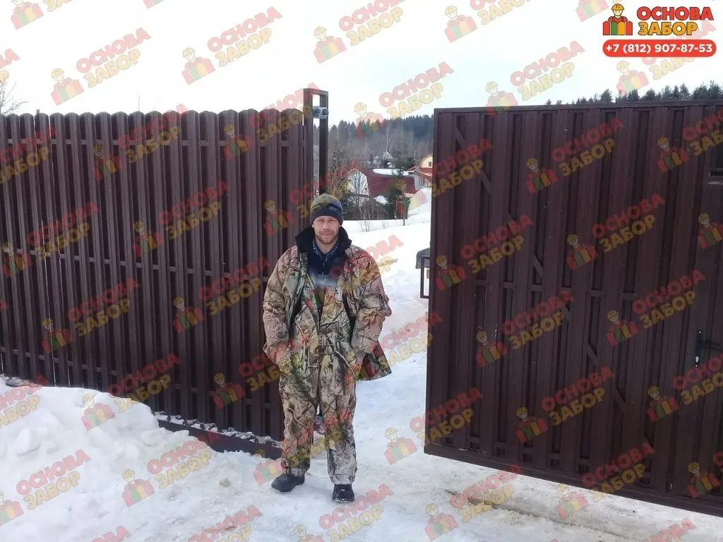 Красивый Забор из металлического штакетника    фото  OsnovaZaborru