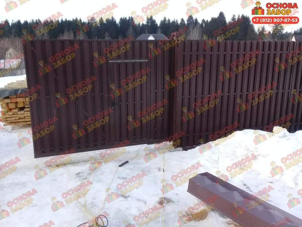 Красивый Забор из металлического штакетника    фото  OsnovaZaborru