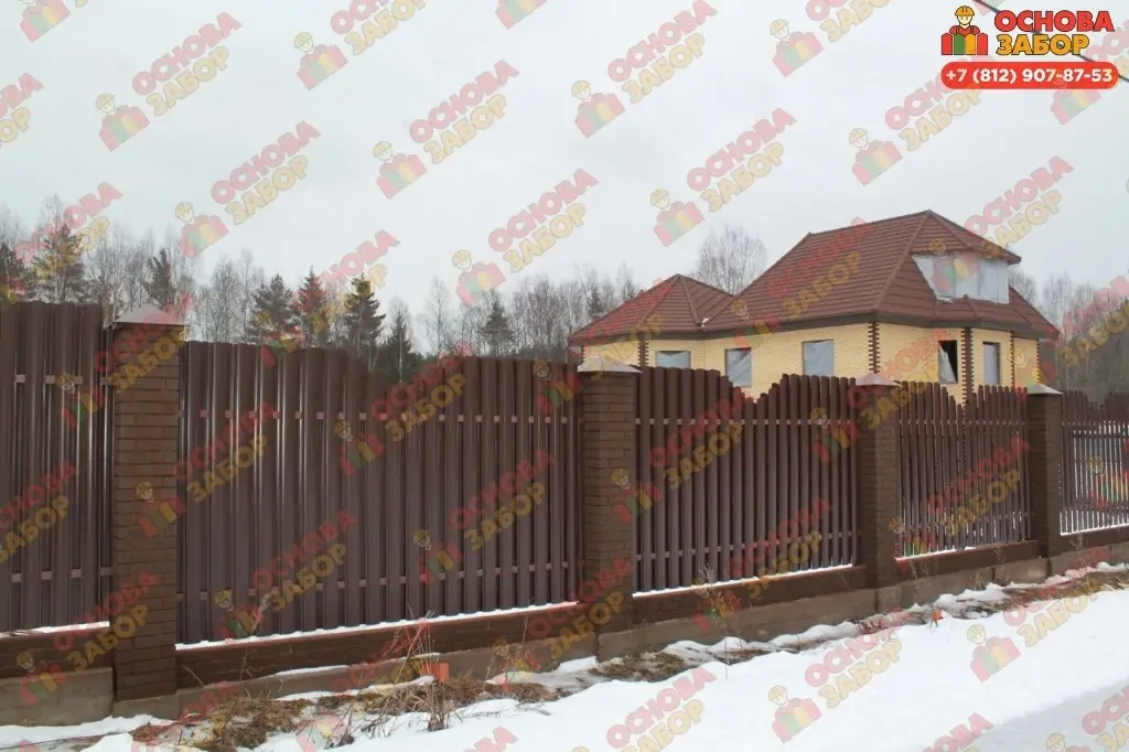 Забор из евроштакетника на ленточном фундаменте с кирпичными столбами   фото  OsnovaZaborru
