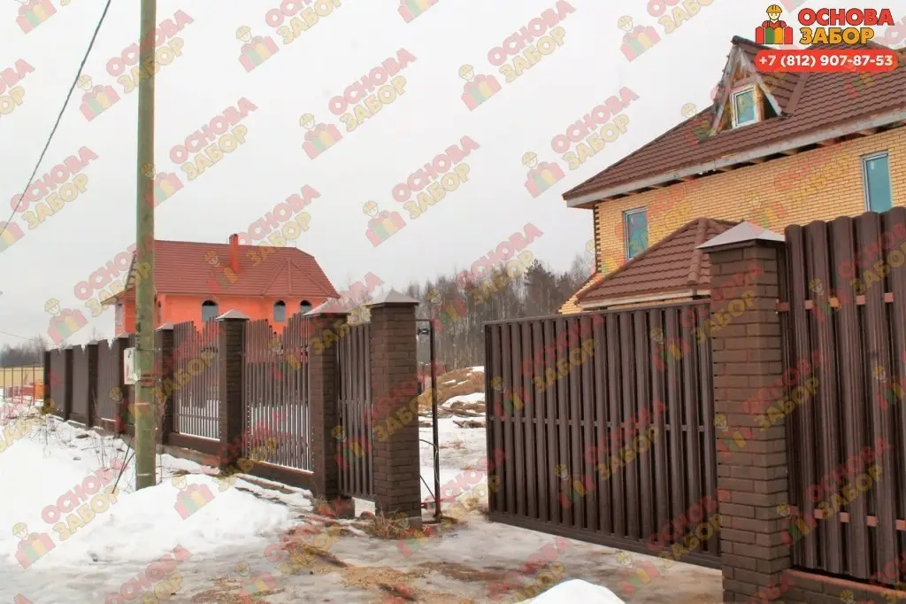 Забор из евроштакетника на ленточном фундаменте с кирпичными столбами  фото  OsnovaZaborru