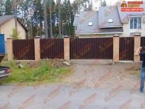 Забор из евроштакетника с кирпичными столбами на ленточном фундаменте   фото  OsnovaZaborru