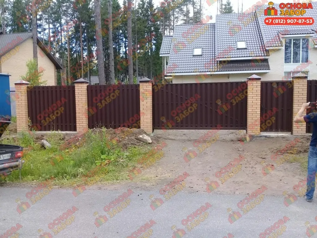 Забор из евроштакетника с кирпичными столбами на ленточном фундаменте   фото  OsnovaZaborru