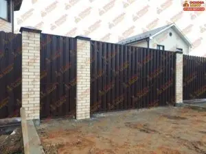 Забор из евроштакетника с кирпичными столбами соломенного цвета   фото  OsnovaZaborru