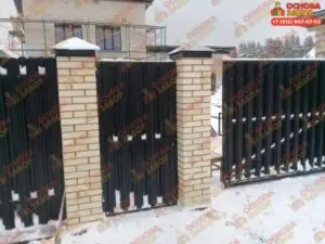 забор из евроштакетника с белыми кирпичными столбами   фото  OsnovaZaborru