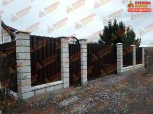 Забор из евроштакетника со столбами из мраморной крошки Сестрорецк
