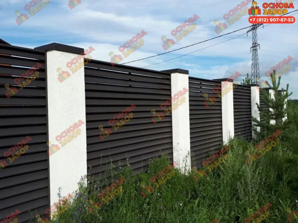 Установка забора жалюзи на монолитные бетонные столбы фото  OsnovaZaborru