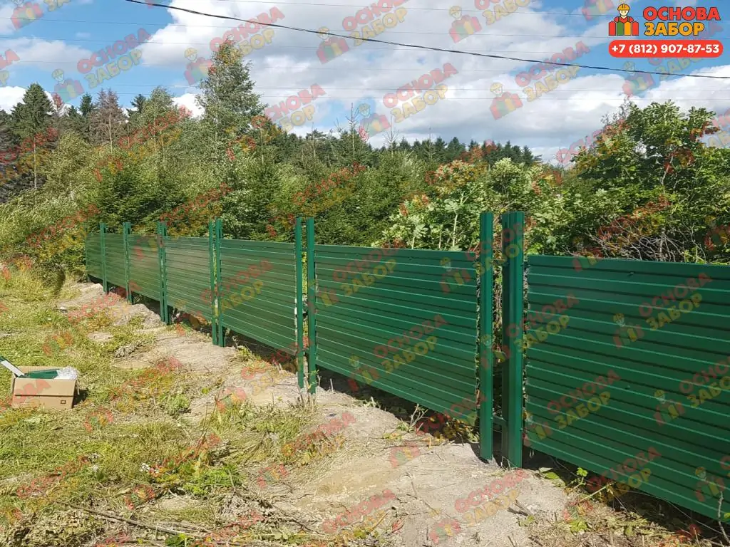 комбинированный забор из зеленого профнастила и штакетника фото  OsnovaZaborru
