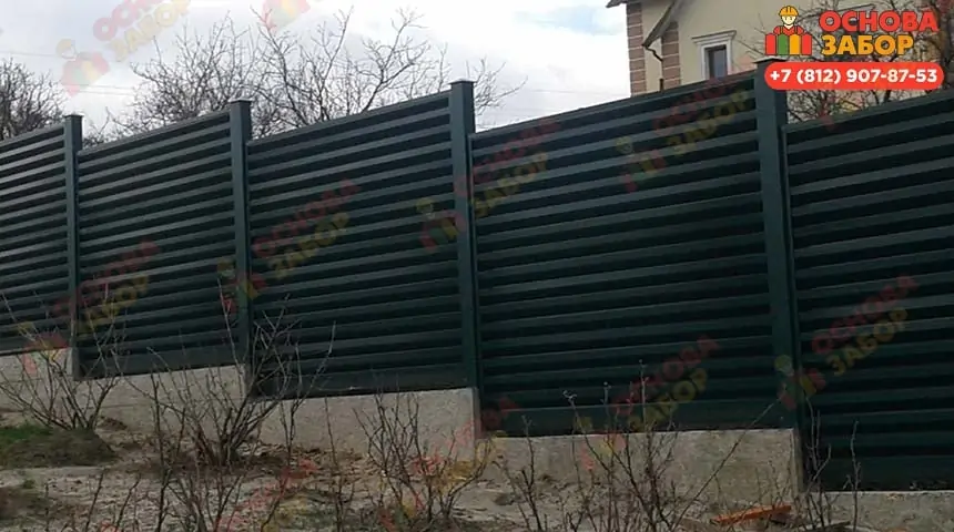 забор жалюзи на уклоне фото  OsnovaZaborru