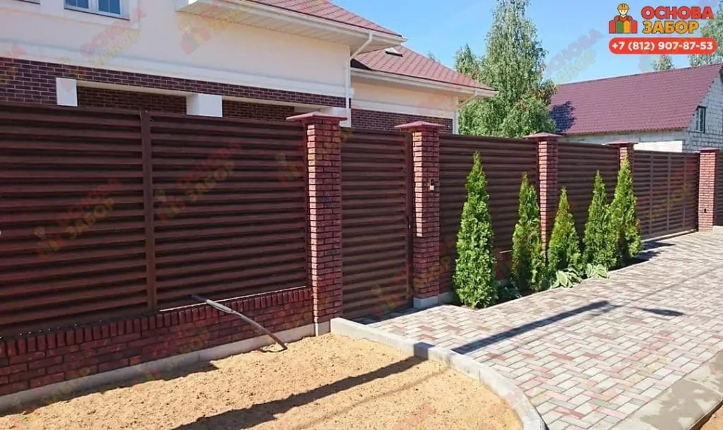 забор жалюзи под дерево с кирпичными столбами фото  OsnovaZaborru