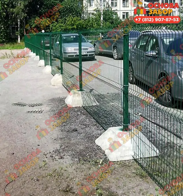 временное ограждение для автостояники из сетки гиттер фото  OsnovaZaborru